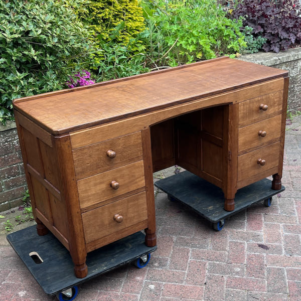 robert-mouseman-thompson-oak-dressing-table -kneehole-desk